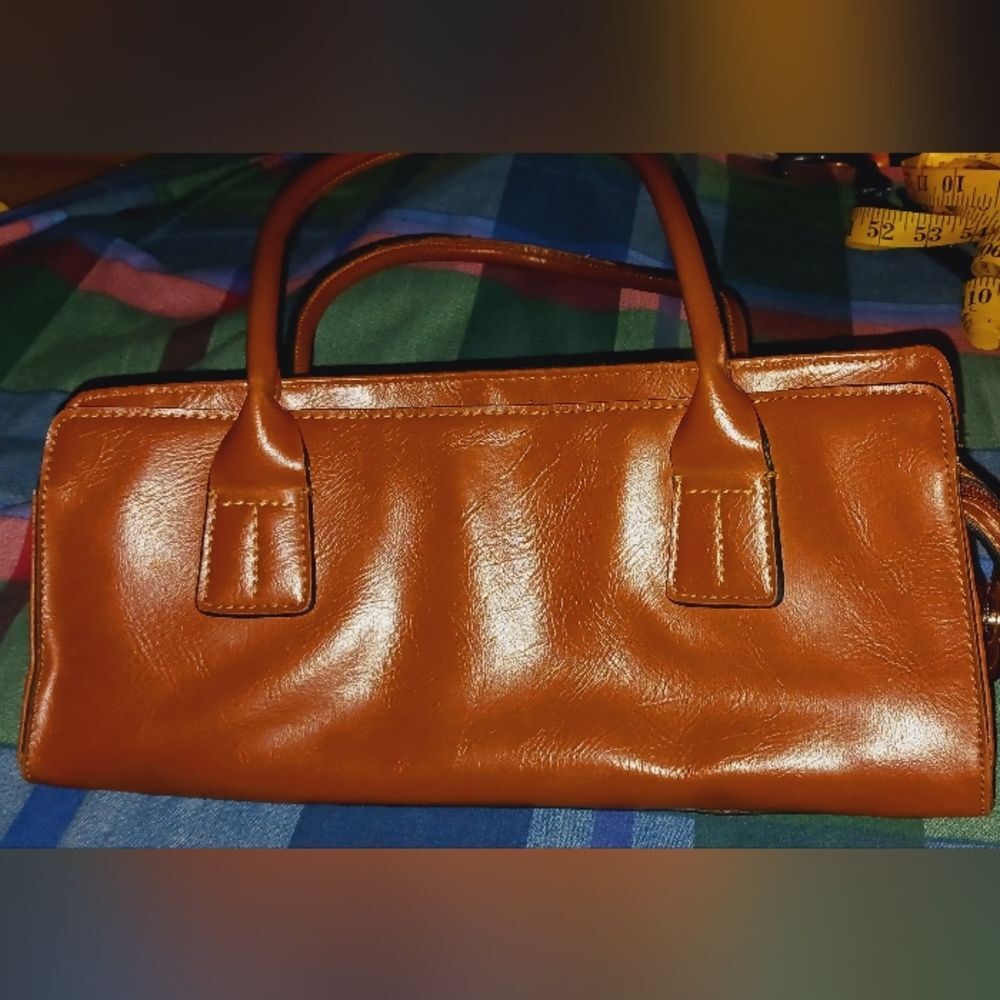 Tommy Hilfiger Women's Designer Vintage Handbag with Secure Zipper Closure.